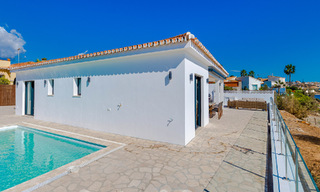 Schitterende strandvilla in een modern-Mediterrane stijl te koop met frontaal zeezicht, eerstelijnsstrand in Mijas, Costa del Sol 54586 