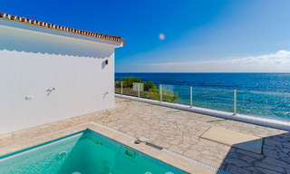 Schitterende strandvilla in een modern-Mediterrane stijl te koop met frontaal zeezicht, eerstelijnsstrand in Mijas, Costa del Sol 54587 