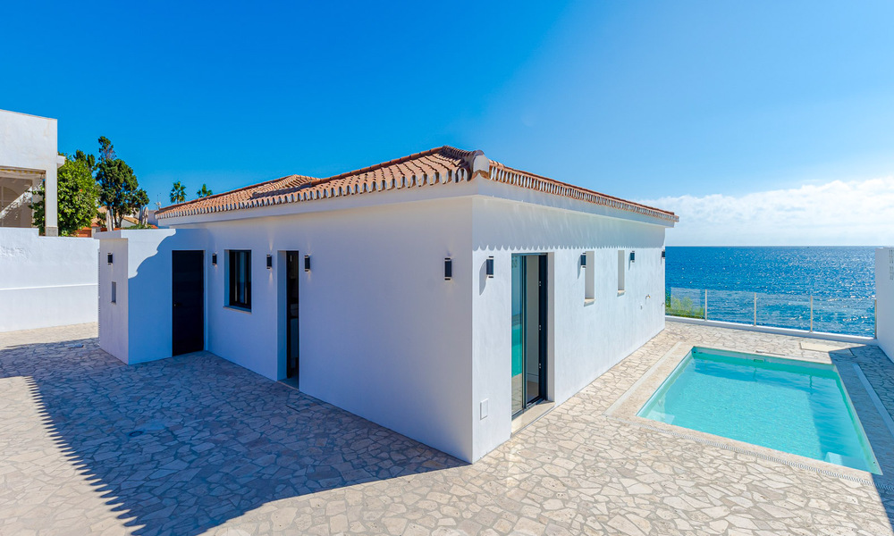 Schitterende strandvilla in een modern-Mediterrane stijl te koop met frontaal zeezicht, eerstelijnsstrand in Mijas, Costa del Sol 54589