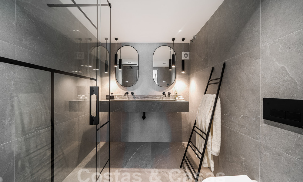 Luxueus gerenoveerd appartement met 4 slaapkamers te koop in het prestigieuze Nueva Andalucia, Marbella 54701