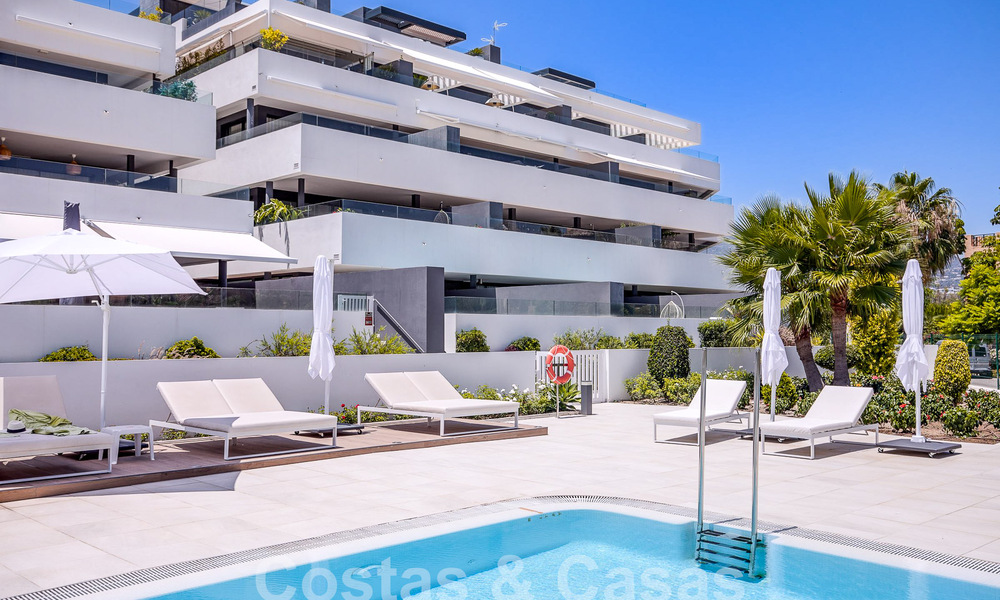 Eigentijds duplex penthouse te koop met privézwembad, op de New Golden Mile tussen Marbella en Estepona 53600