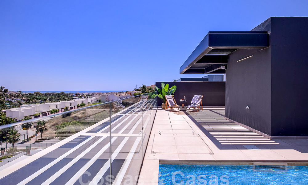 Eigentijds duplex penthouse te koop met privézwembad, op de New Golden Mile tussen Marbella en Estepona 53602
