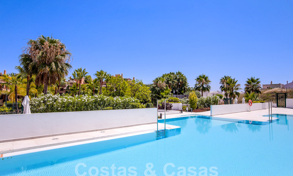 Eigentijds duplex penthouse te koop met privézwembad, op de New Golden Mile tussen Marbella en Estepona 53606