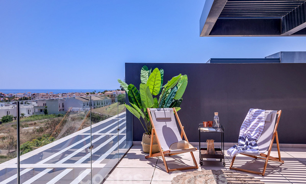 Eigentijds duplex penthouse te koop met privézwembad, op de New Golden Mile tussen Marbella en Estepona 53619