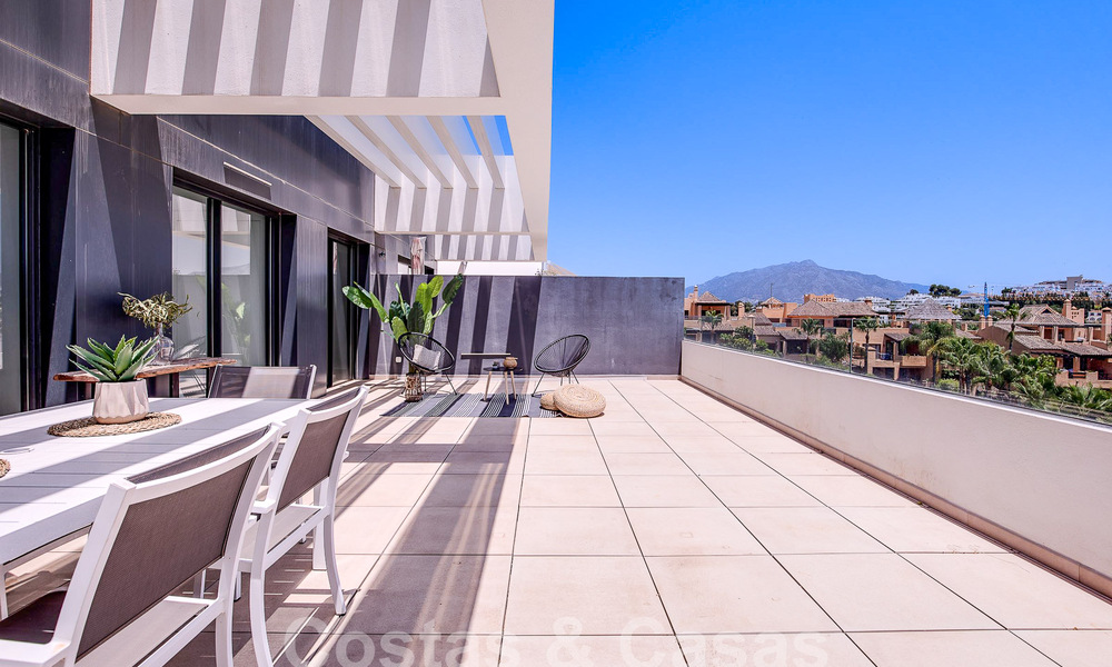 Eigentijds duplex penthouse te koop met privézwembad, op de New Golden Mile tussen Marbella en Estepona 53624