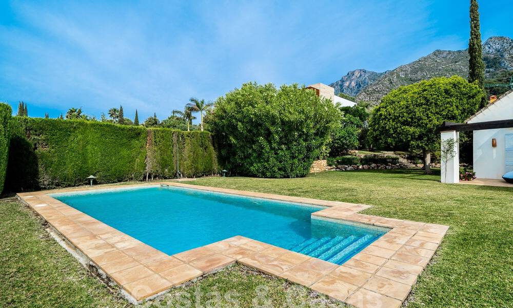 Luxevilla te koop in een Spaanse bouwstijl in de prestigieuze, afgeschermde urbanisatie Cascada de Camojan, Marbella 54849