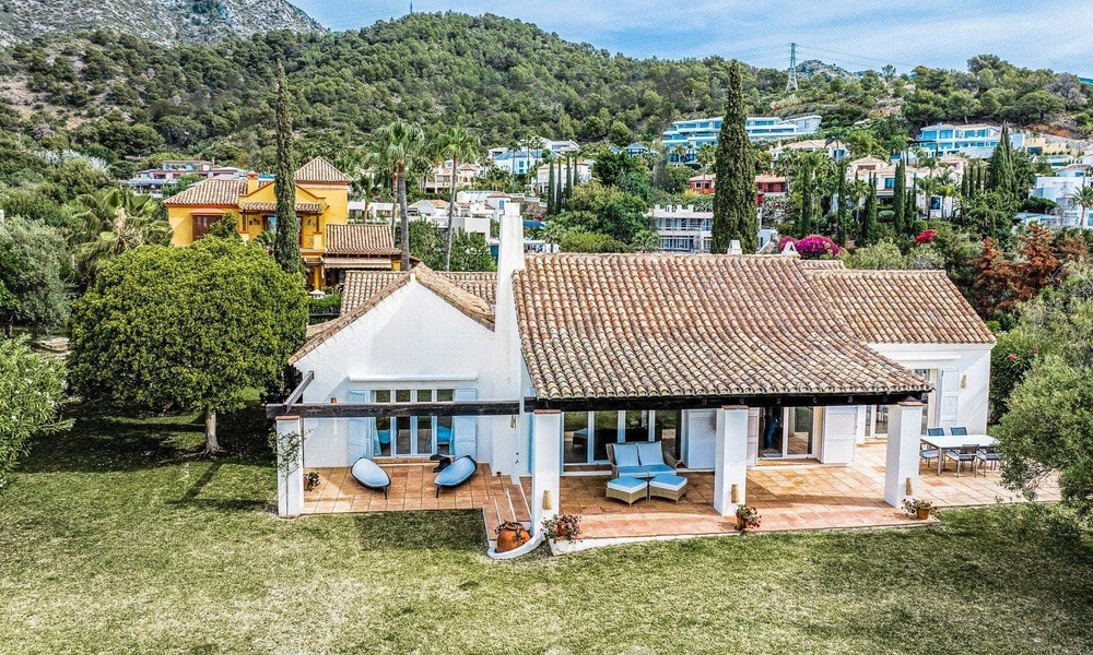 Luxevilla te koop in een Spaanse bouwstijl in de prestigieuze, afgeschermde urbanisatie Cascada de Camojan, Marbella 54858