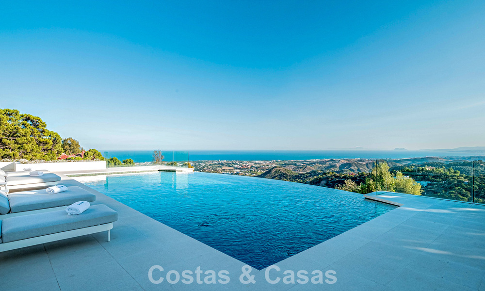 Boutique villa in resortstijl te koop met open zeezicht, genesteld in het weelderig groen van het exclusieve La Zagaleta golfresort, Marbella - Benahavis 54080