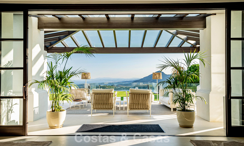 Boutique villa in resortstijl te koop met open zeezicht, genesteld in het weelderig groen van het exclusieve La Zagaleta golfresort, Marbella - Benahavis 54090