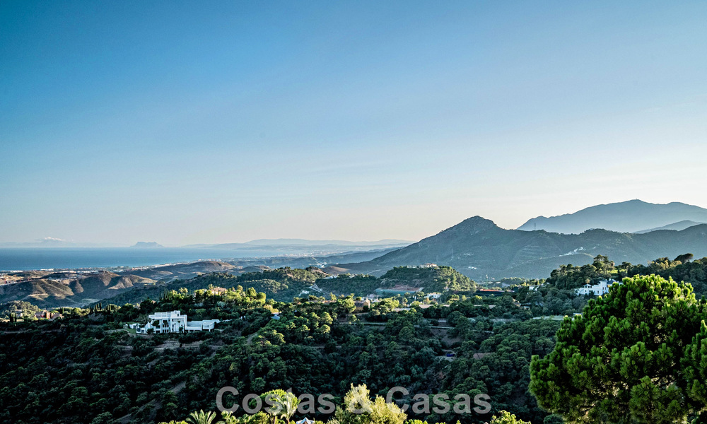 Boutique villa in resortstijl te koop met open zeezicht, genesteld in het weelderig groen van het exclusieve La Zagaleta golfresort, Marbella - Benahavis 54092