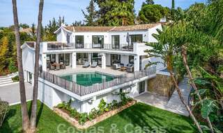 Ruime luxevilla te koop met een traditionele bouwstijl gelegen in een geprefereerde woonwijk op de New Golden Mile, Marbella - Benahavis 55006 