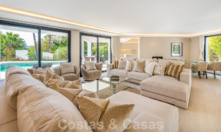 Ruime luxevilla te koop met een traditionele bouwstijl gelegen in een geprefereerde woonwijk op de New Golden Mile, Marbella - Benahavis 55007 