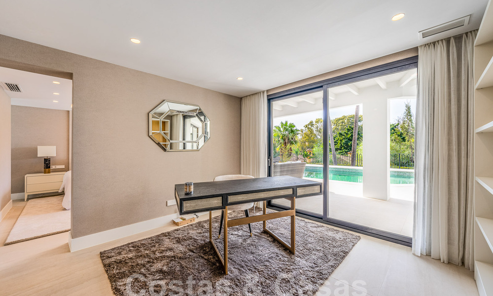 Ruime luxevilla te koop met een traditionele bouwstijl gelegen in een geprefereerde woonwijk op de New Golden Mile, Marbella - Benahavis 55010