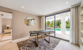 Ruime luxevilla te koop met een traditionele bouwstijl gelegen in een geprefereerde woonwijk op de New Golden Mile, Marbella - Benahavis 55010 