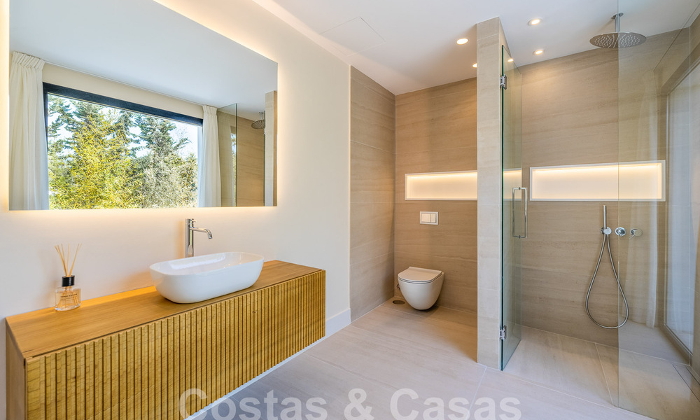 Ruime luxevilla te koop met een traditionele bouwstijl gelegen in een geprefereerde woonwijk op de New Golden Mile, Marbella - Benahavis 55013