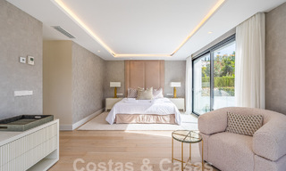 Ruime luxevilla te koop met een traditionele bouwstijl gelegen in een geprefereerde woonwijk op de New Golden Mile, Marbella - Benahavis 55014 