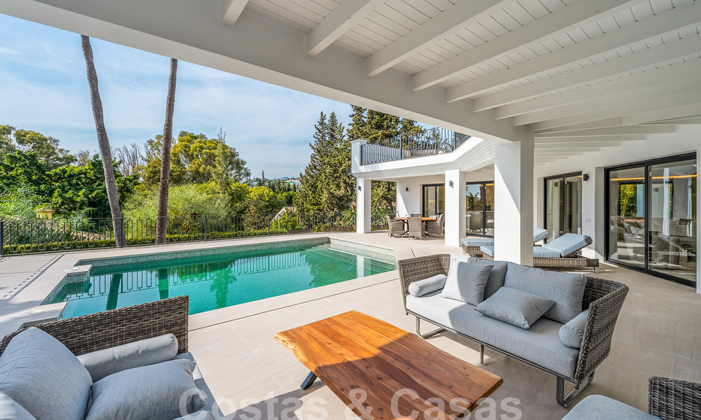 Ruime luxevilla te koop met een traditionele bouwstijl gelegen in een geprefereerde woonwijk op de New Golden Mile, Marbella - Benahavis 55016