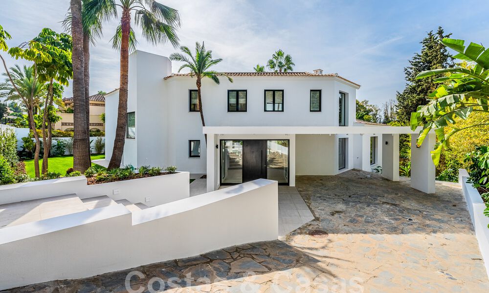 Ruime luxevilla te koop met een traditionele bouwstijl gelegen in een geprefereerde woonwijk op de New Golden Mile, Marbella - Benahavis 55017