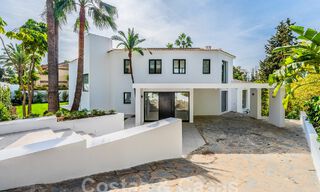 Ruime luxevilla te koop met een traditionele bouwstijl gelegen in een geprefereerde woonwijk op de New Golden Mile, Marbella - Benahavis 55017 