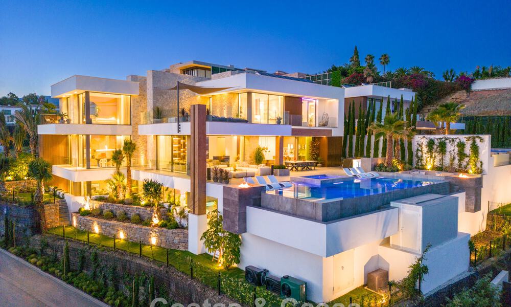 Verbluffende, architecturale luxevilla te koop met open zeezicht in een hoogstaande gated woonwijk in de heuvels van La Quinta in Marbella - Benahavis 54120