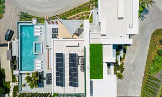 Verbluffende, architecturale luxevilla te koop met open zeezicht in een hoogstaande gated woonwijk in de heuvels van La Quinta in Marbella - Benahavis 54121 