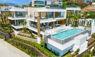 Verbluffende, architecturale luxevilla te koop met open zeezicht in een hoogstaande gated woonwijk in de heuvels van La Quinta in Marbella - Benahavis 54123 