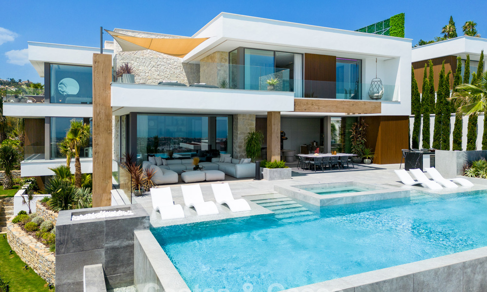Verbluffende, architecturale luxevilla te koop met open zeezicht in een hoogstaande gated woonwijk in de heuvels van La Quinta in Marbella - Benahavis 54124