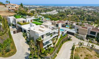 Verbluffende, architecturale luxevilla te koop met open zeezicht in een hoogstaande gated woonwijk in de heuvels van La Quinta in Marbella - Benahavis 54126 