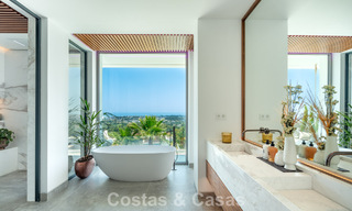 Verbluffende, architecturale luxevilla te koop met open zeezicht in een hoogstaande gated woonwijk in de heuvels van La Quinta in Marbella - Benahavis 54130 
