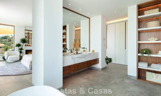 Verbluffende, architecturale luxevilla te koop met open zeezicht in een hoogstaande gated woonwijk in de heuvels van La Quinta in Marbella - Benahavis 54131 