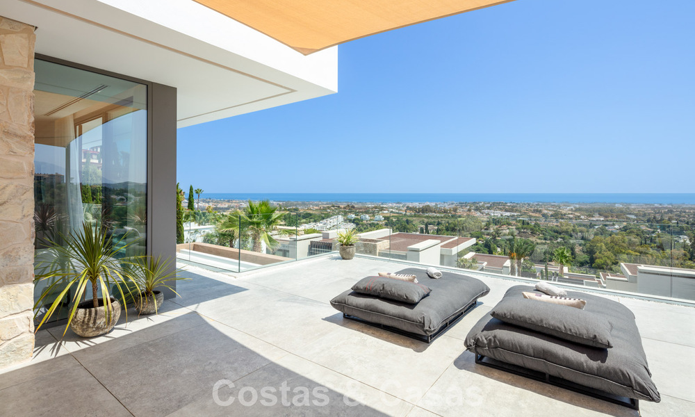 Verbluffende, architecturale luxevilla te koop met open zeezicht in een hoogstaande gated woonwijk in de heuvels van La Quinta in Marbella - Benahavis 54137