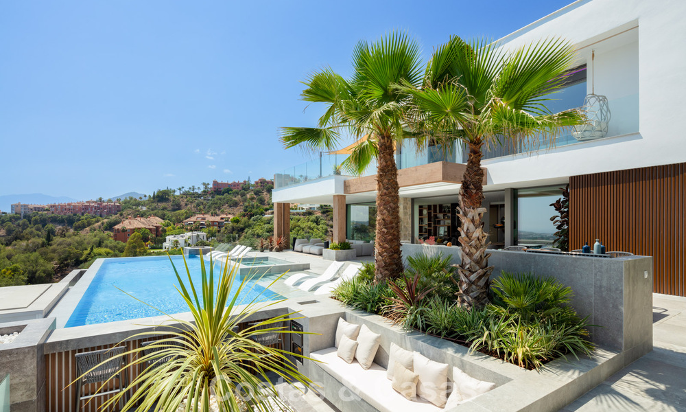 Verbluffende, architecturale luxevilla te koop met open zeezicht in een hoogstaande gated woonwijk in de heuvels van La Quinta in Marbella - Benahavis 54140