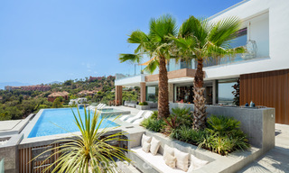 Verbluffende, architecturale luxevilla te koop met open zeezicht in een hoogstaande gated woonwijk in de heuvels van La Quinta in Marbella - Benahavis 54140 