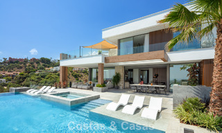 Verbluffende, architecturale luxevilla te koop met open zeezicht in een hoogstaande gated woonwijk in de heuvels van La Quinta in Marbella - Benahavis 54142 
