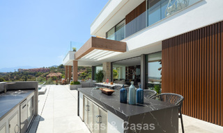 Verbluffende, architecturale luxevilla te koop met open zeezicht in een hoogstaande gated woonwijk in de heuvels van La Quinta in Marbella - Benahavis 54145 