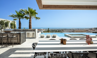 Verbluffende, architecturale luxevilla te koop met open zeezicht in een hoogstaande gated woonwijk in de heuvels van La Quinta in Marbella - Benahavis 54147 