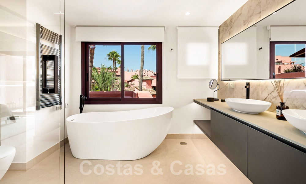 Luxe penthouse te koop in een exclusief strandcomplex op de New Golden Mile, Marbella - Estepona 55102