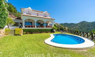Vrijstaande luxevilla in een klassieke Spaanse stijl te koop met subliem zeezicht in Marbella - Benahavis 55179 