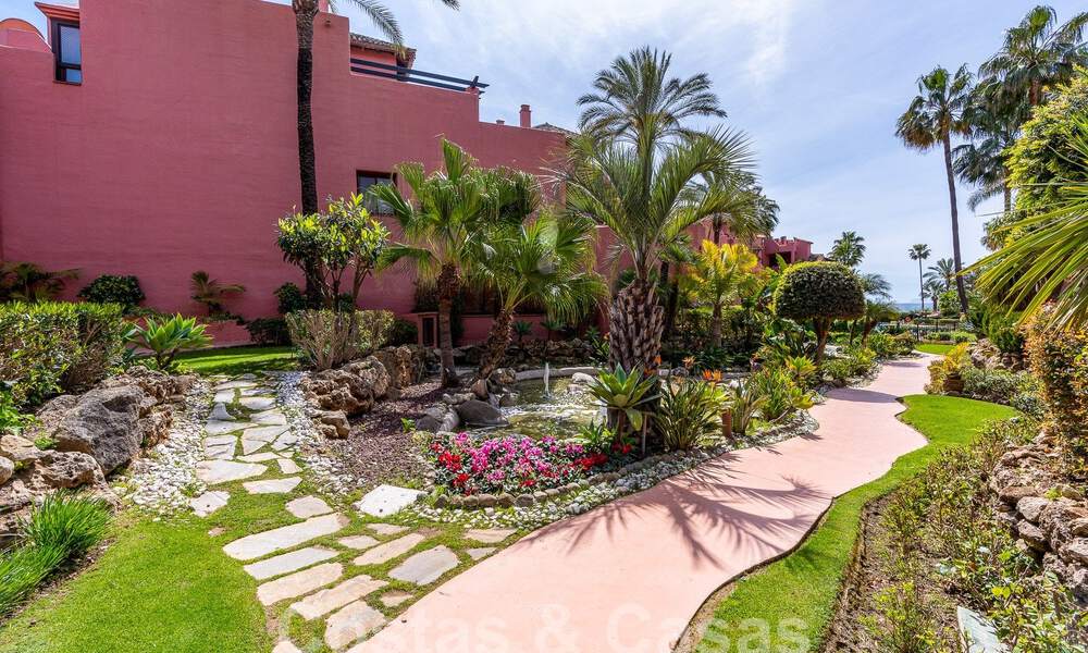 Luxueus tuinappartement te koop in een frontlinie strandcomplex op de New Golden Mile tussen Marbella en Estepona 55285