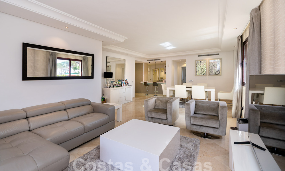 Luxueus tuinappartement te koop in een frontlinie strandcomplex op de New Golden Mile tussen Marbella en Estepona 55294