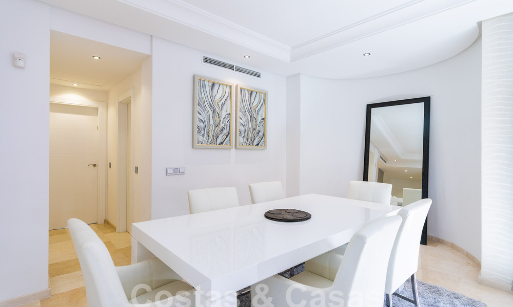 Luxueus tuinappartement te koop in een frontlinie strandcomplex op de New Golden Mile tussen Marbella en Estepona 55301