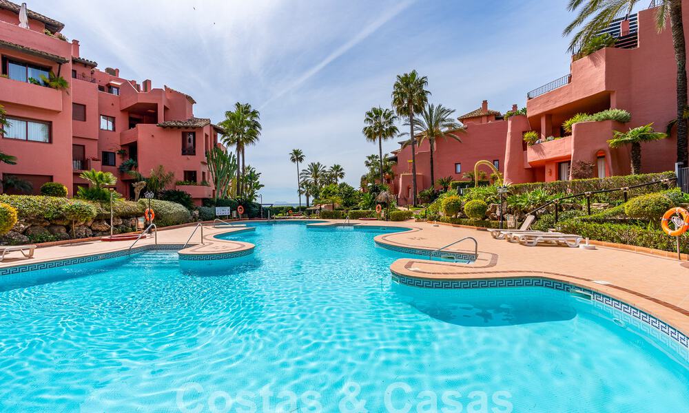 Luxueus tuinappartement te koop in een frontlinie strandcomplex op de New Golden Mile tussen Marbella en Estepona 55305