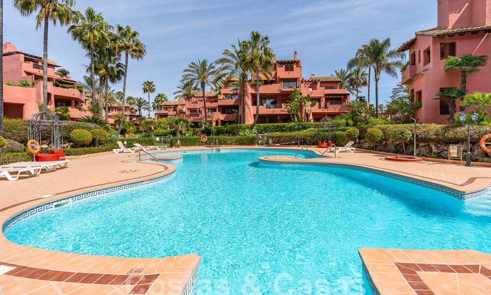 Luxueus tuinappartement te koop in een frontlinie strandcomplex op de New Golden Mile tussen Marbella en Estepona 55306