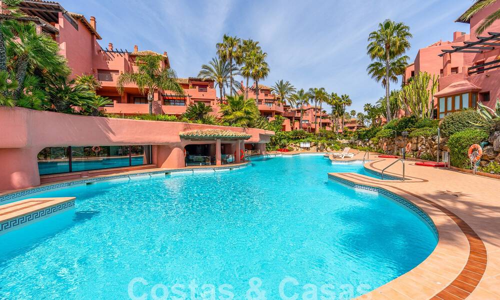 Luxueus tuinappartement te koop in een frontlinie strandcomplex op de New Golden Mile tussen Marbella en Estepona 55309