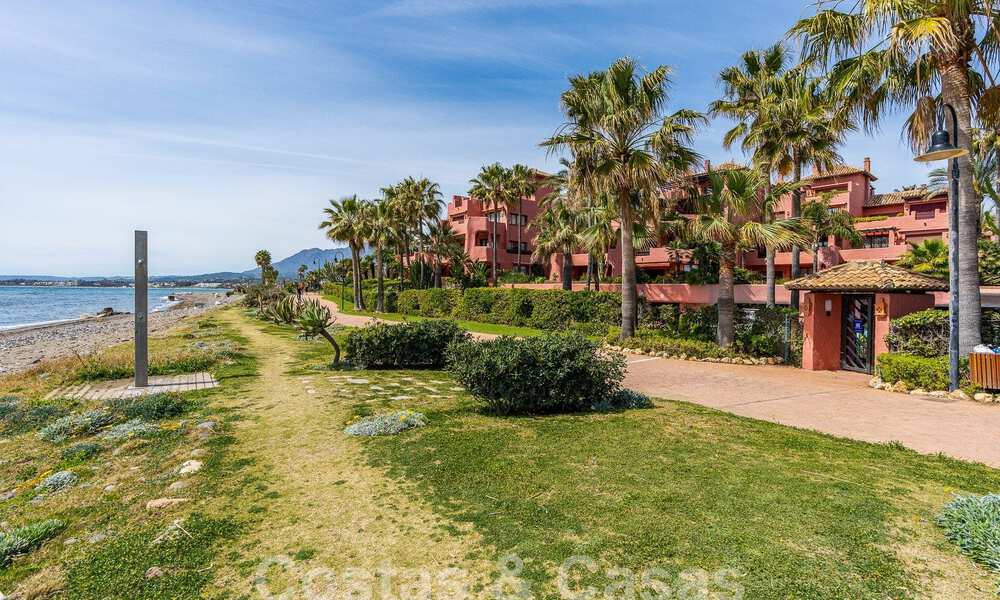Luxueus tuinappartement te koop in een frontlinie strandcomplex op de New Golden Mile tussen Marbella en Estepona 55310