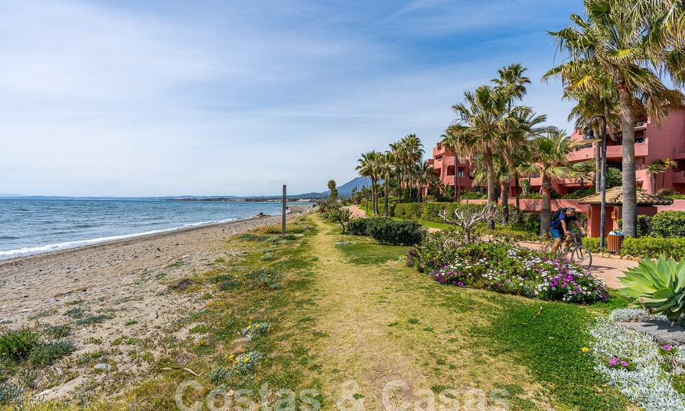 Luxueus tuinappartement te koop in een frontlinie strandcomplex op de New Golden Mile tussen Marbella en Estepona 55311