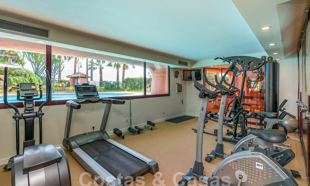 Luxueus tuinappartement te koop in een frontlinie strandcomplex op de New Golden Mile tussen Marbella en Estepona 55313