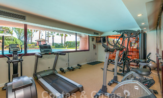 Luxueus tuinappartement te koop in een frontlinie strandcomplex op de New Golden Mile tussen Marbella en Estepona 55313 