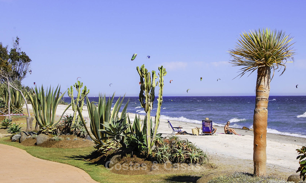 Luxueus tuinappartement te koop in een frontlinie strandcomplex op de New Golden Mile tussen Marbella en Estepona 55315