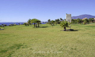Luxueus tuinappartement te koop in een frontlinie strandcomplex op de New Golden Mile tussen Marbella en Estepona 55321 